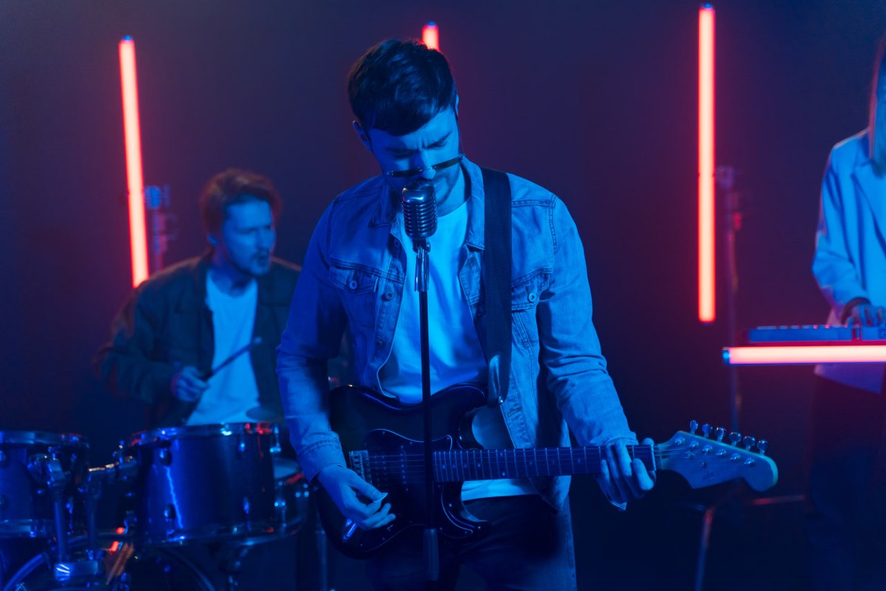 Satellite Motel: Jonas an der Gitarre, dahinter Tobi am Schlagzeug