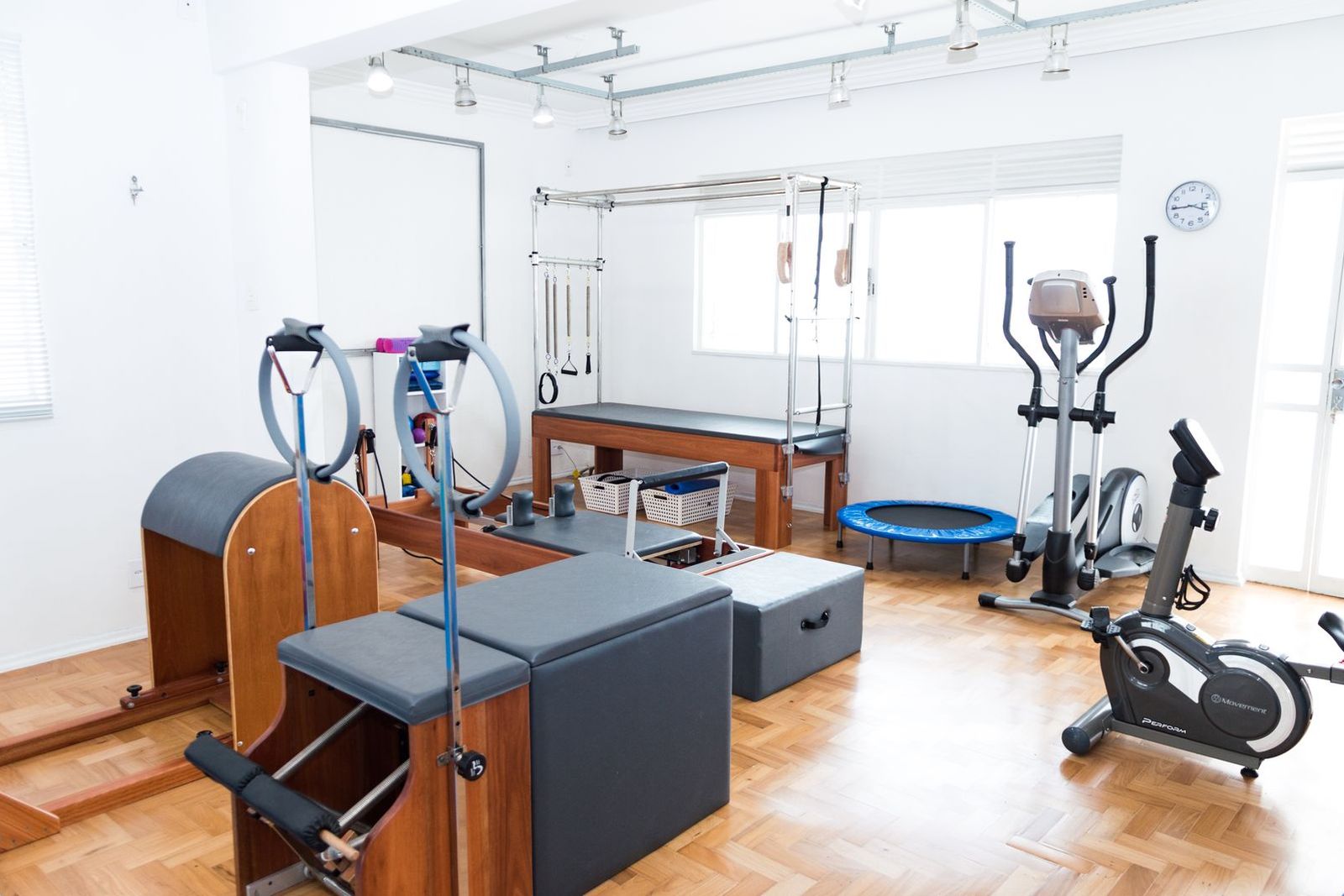 Übungsgeräte im Trainingsraum