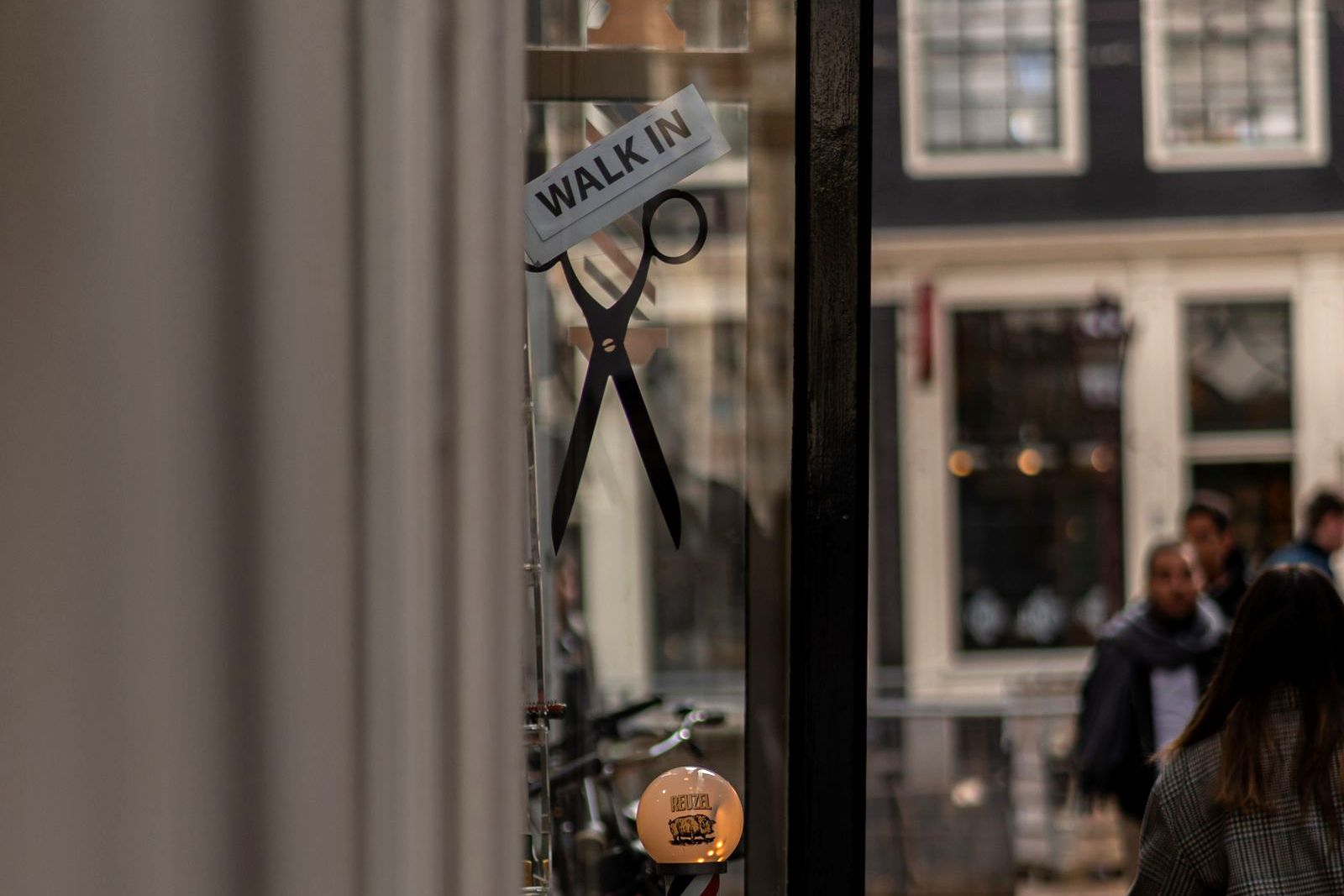 Das Schaufenster mit der großen Schere