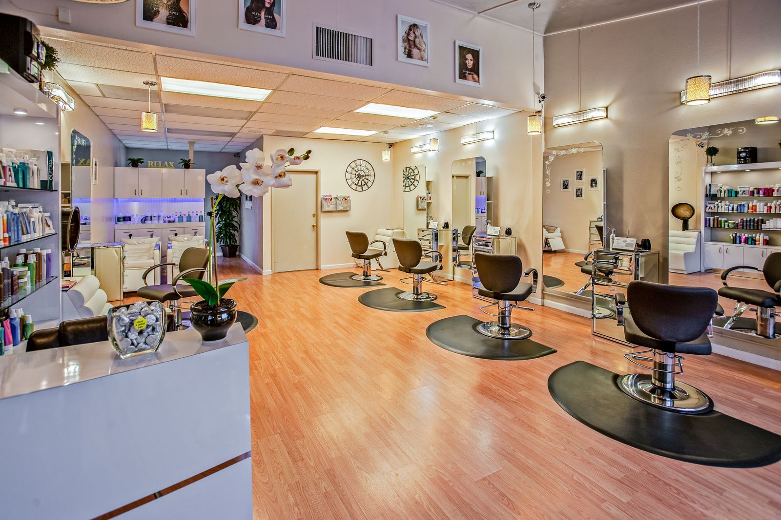 Blick in den Salon mit den Stühlen
