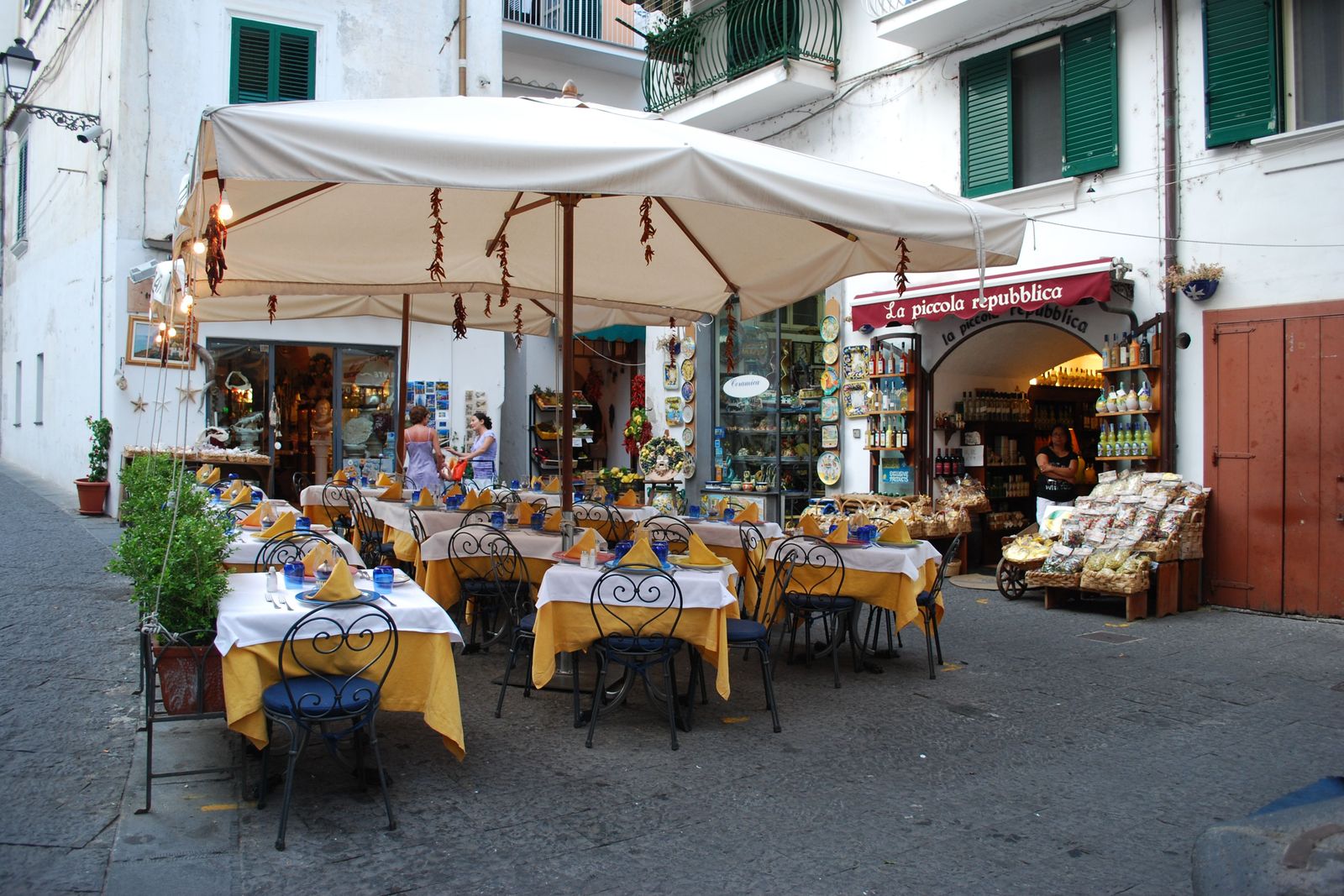 Die Tische draußen in der Gasse