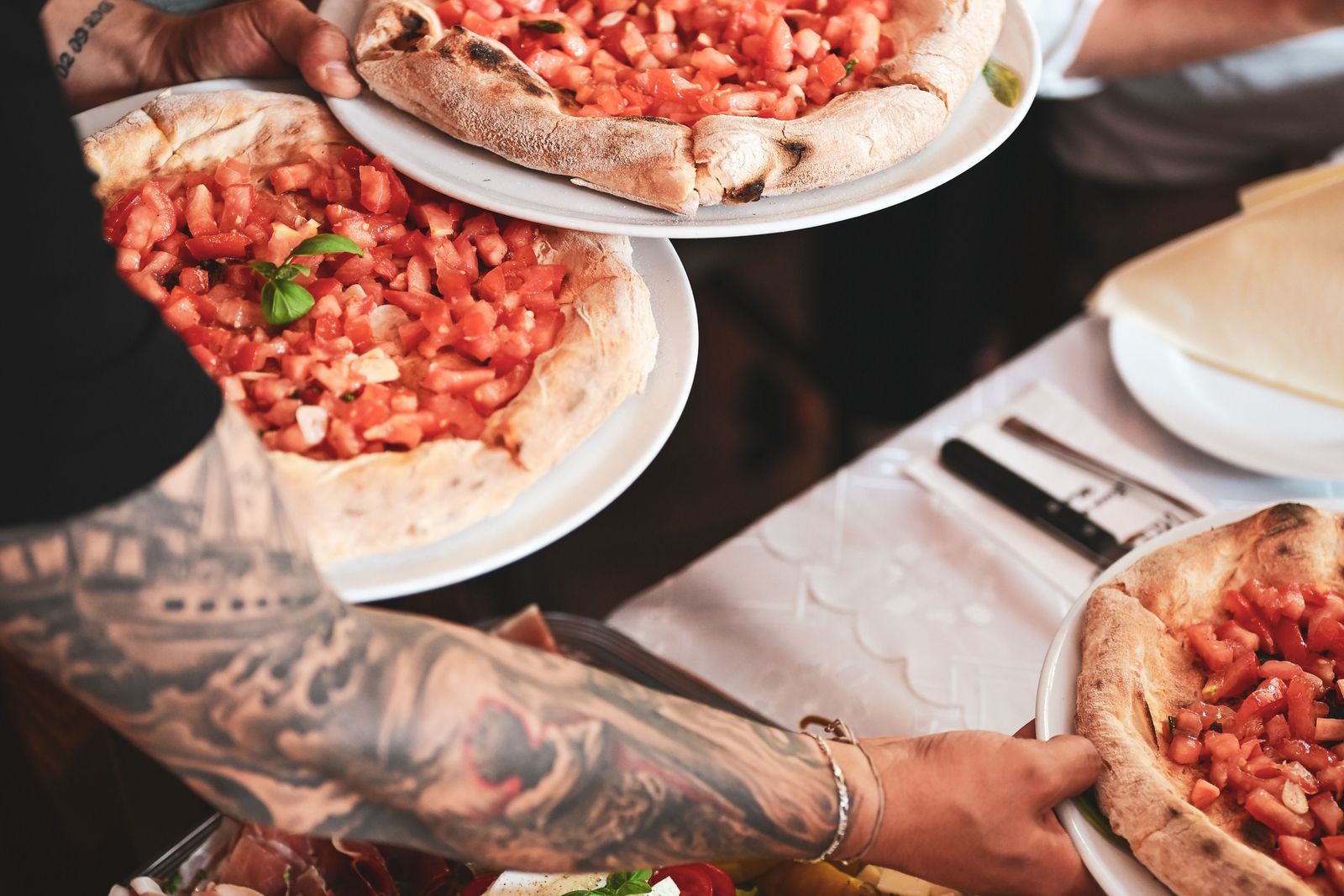 Die Pizzen kommen an den Tisch
