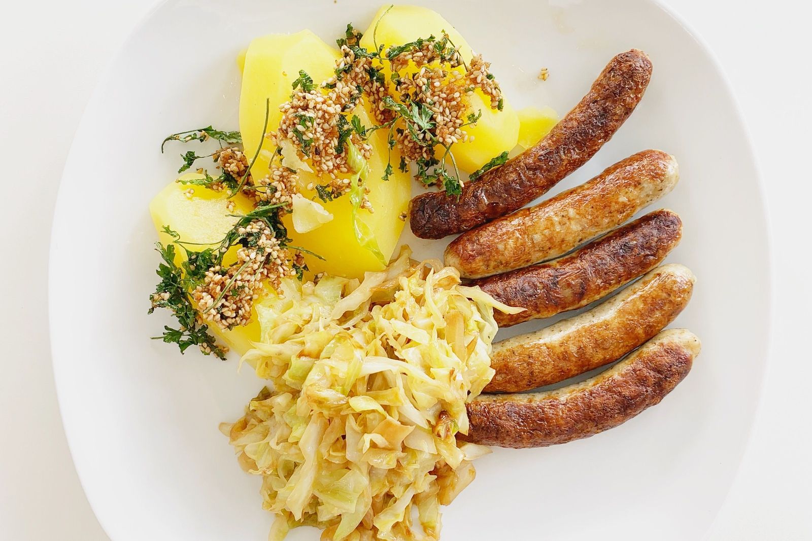 Bratwürste mit Sauerkraut und Kartoffeln